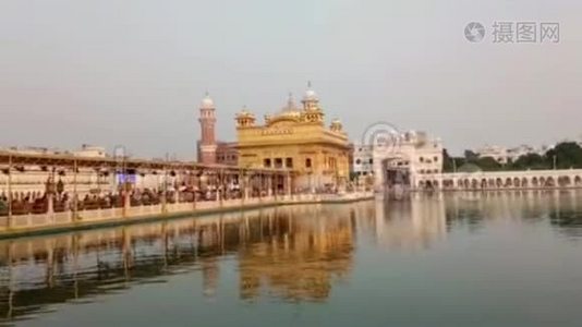 美丽的金寺观在阿姆利则，在印度阿姆利则日落时，一个广角的金寺盘，锡克教徒朝拜视频