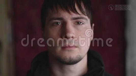 特写一幅年轻男性的情感肖像，在镜头前眨眼视频