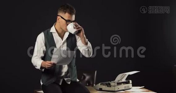 男人用咖啡读报纸视频