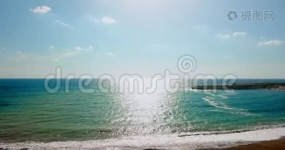 被遗弃的海滩，地中海沿岸清澈的海水，鸟瞰日落视频