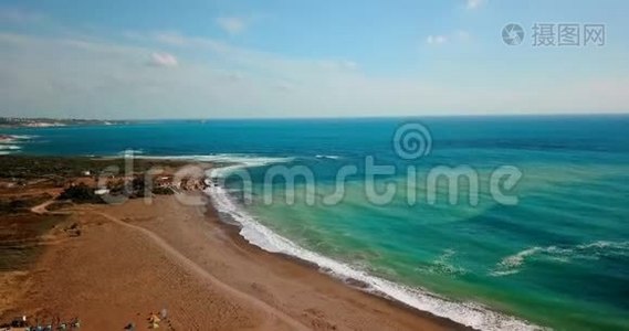 被遗弃的海滩，地中海沿岸清澈的海水，鸟瞰日落视频