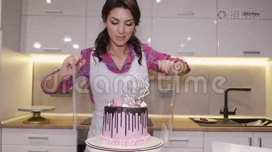 女厨师正在用透明的盒子里用胶带包装生日蛋糕视频