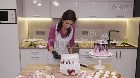 女面包师正在用樱桃装饰自制的纸杯蛋糕视频