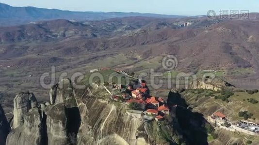 希腊卡兰巴卡，Varlaam修道院的空中景观，以及Meteora山谷和标志性峡谷的惊人图片视频