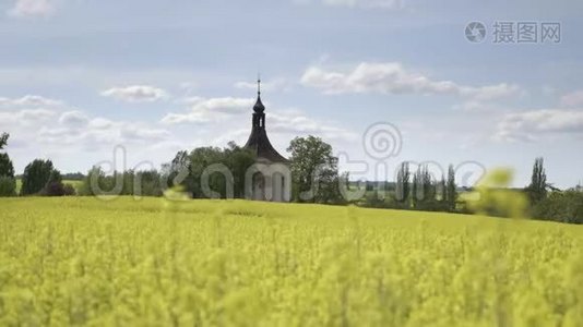 小教堂，巴洛克式小教堂，用油籽油菜在田野做钟楼视频