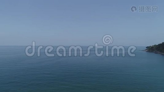 蓝色海洋镜头，美丽的自然海洋从上方拍摄，无人机摄像机，高角度观看视频