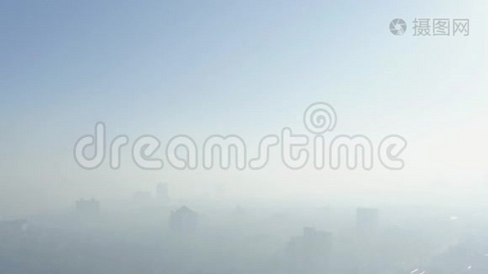 浓雾早晨在城市上空. 空气环境污染概念视频
