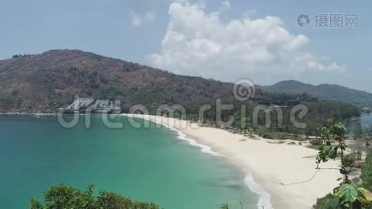 鸟瞰无人机拍摄的空海滩在奈哈恩海滩普吉岛，泰国，5月1日至2020年海滩关闭期间，Covid-19爆发。视频
