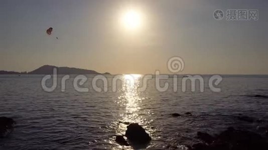 美丽的晚霞金色的黄昏日落地平线上平静的海面美丽的景色夏夜海景视频