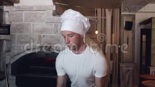 意大利餐厅做披萨的白色制服厨师视频