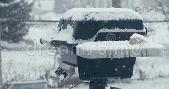 雪落在烧烤寒假天气降水视频