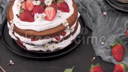 带新鲜草莓的海绵蛋糕视频