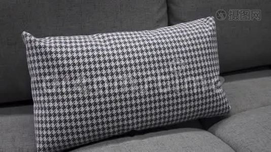 沙发上有一个柔软的灰色枕头，上面有简约的图案视频