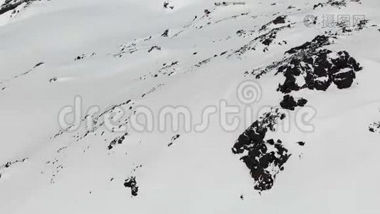 鸟瞰冬山景观.. Bivuak酒店位于南部度假胜地积雪覆盖的岩石斜坡上视频