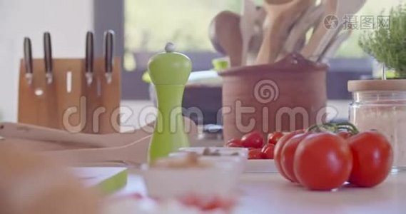 厨房桌子的细节，西红柿和工具。 厨房桌子上的勺子，刀子和食物。 健康饮食蔬菜，沙拉视频