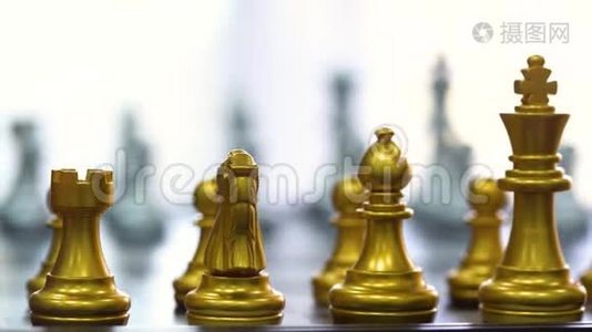 一块棋子摆在棋盘上，背景为黑色。 市场目标战略的业务领导者概念。 意图视频