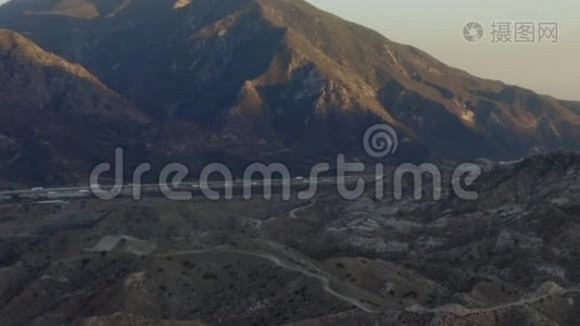 澳大利亚：在日落时沿加州乡村与公路和山脉相连视频