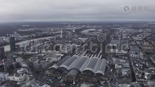 空气：在多云的冬季，从法兰克福和中央火车站观看史诗般的景色视频