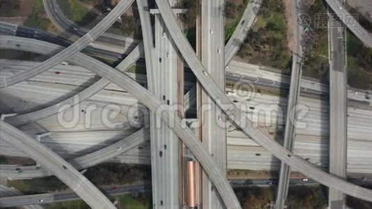 空中：壮观的头顶上，沿着普雷格森法官高速公路拍摄，展示了多条道路、桥梁、高架桥和高架桥。视频