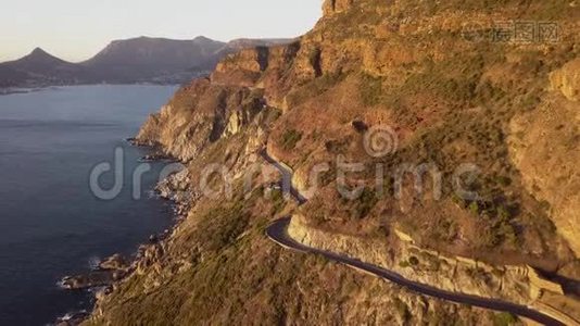 架空一条崎岖的海岸线和戏剧性的道路视频