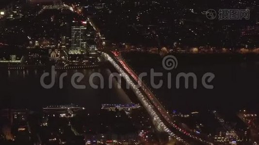 空气：美丽的大镜头在科隆德国与莱茵河和桥梁汽车交通和城市灯视频