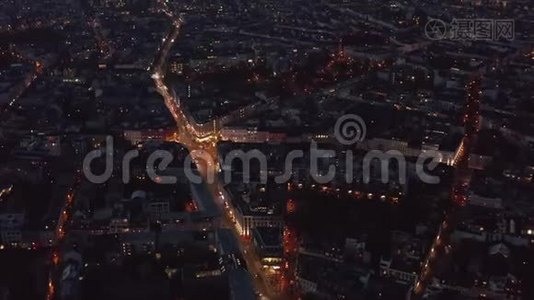 柏林上空：德国柏林附近的鸟瞰夜景，街道交通灯闪闪发光视频