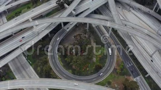 空中：壮观的飞越普雷格森法官高速公路，显示多条公路、桥梁、高架桥和小汽车交通视频