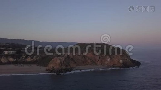 飞机：从加州马里布岛上空飞行，可在日落时看到海滩海岸线和山崖视频