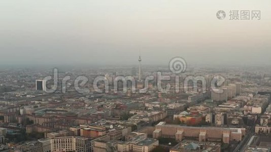 美丽的景色：美丽的德国柏林亚历山大广场塔在美丽的灰色秋日阳光阴霾视频