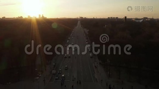 阿里亚：在美丽的日落灯光下，六月十七号街和蒂尔加腾向柏林胜利柱走去视频