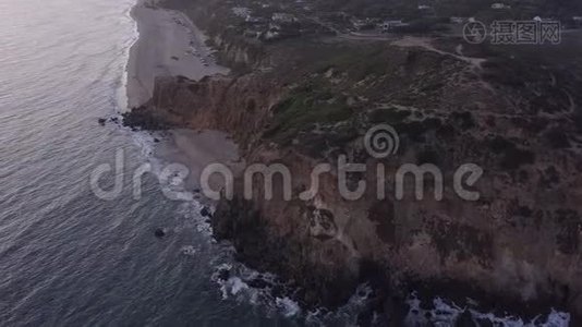 飞机：从加州马里布岛上空飞行，日落时可看到海滩岸线和山崖视频