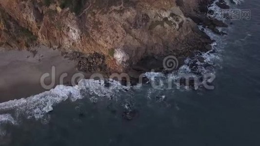 飞机：从加州马里布岛上空飞行，日落时可看到海滩岸线和山崖视频