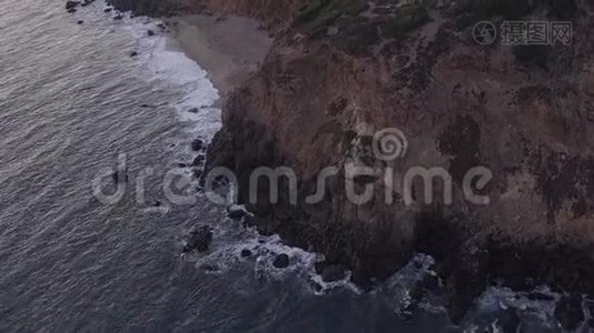 飞机：从加州马里布上空飞行，在日落时可看到海滩岸线和山崖视频