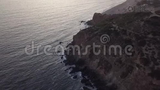 飞机：从加州马里布上空飞行，在日落时可看到海滩岸线和山崖视频
