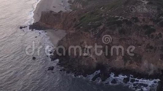 飞机：从加州马里布上空飞行，在日落时可看到海滩岸线和山崖视频