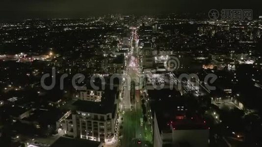 机场：夜间飞越好莱坞洛杉矶威尔郡林荫大道，观看街道和城市汽车视频