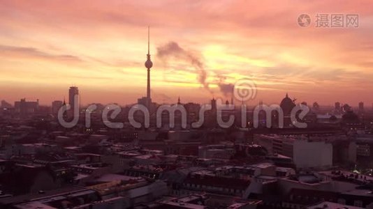 美丽的柏林电视塔，亚历山大广场的美丽景色，在红色的晨光中，屋顶上有烟雾视频