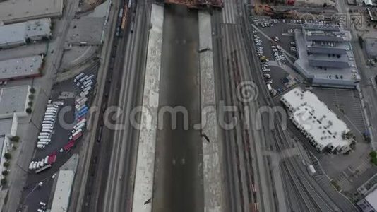 空中：在空中，鸟瞰洛杉矶河，在云层笼罩的天空旁边的水视频