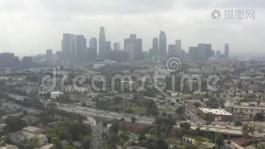 洛杉矶市中心，加利福尼亚，棕榈树和公路，多云，交通视频