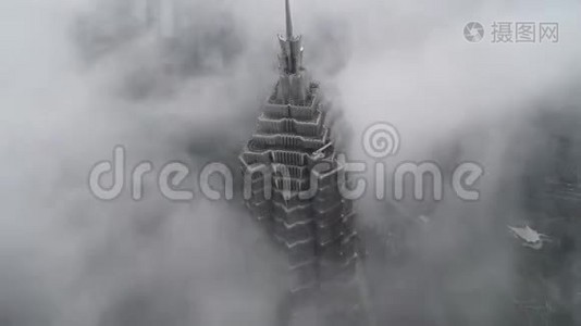 惊心动魄的时光流逝：雾霭笼罩下的金茂大厦，云朵掠过，车水马龙视频