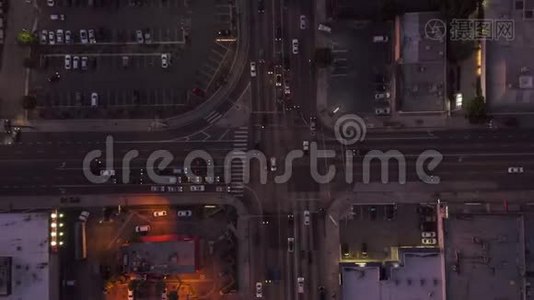 鸟瞰：鸟瞰卡尔弗城，洛杉矶，加州交通，在黄昏与汽车交通交叉路口。视频