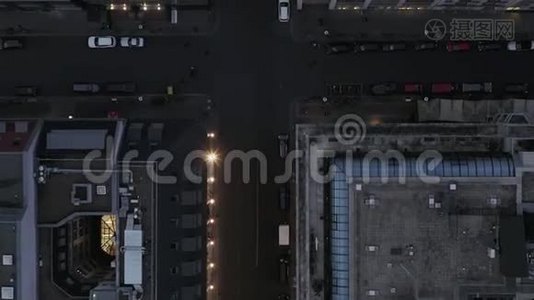 空中：德国柏林米特市中心美丽的俯视图，车流量和城市灯光视频