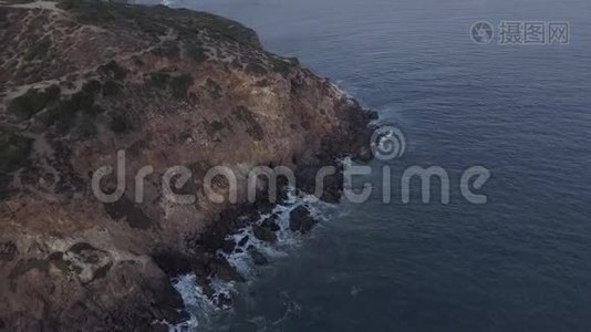 飞机：从加州马里布上空飞行，在日落时可看到海滩岸线和山崖视频