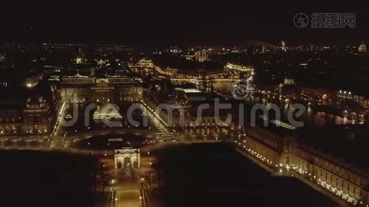 法国巴黎夜间飞越卢浮宫、金字塔和塞纳河视频