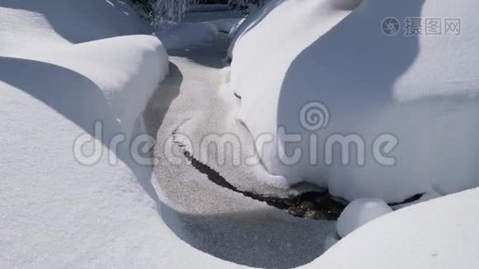 小山涧和雪岸上的雪堆视频