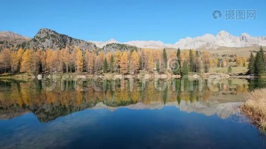 秋湖附近的圣佩莱格里诺帕斯，特伦蒂诺，多洛米斯阿尔卑斯山，意大利。视频