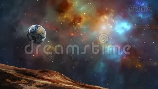 太空场景。 地球行星在五颜六色的分形星云中飞行。 美国宇航局提供的元素。 3D绘制视频