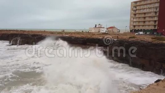 巨大的飓风浪潮在风暴来临前冲进悬崖视频