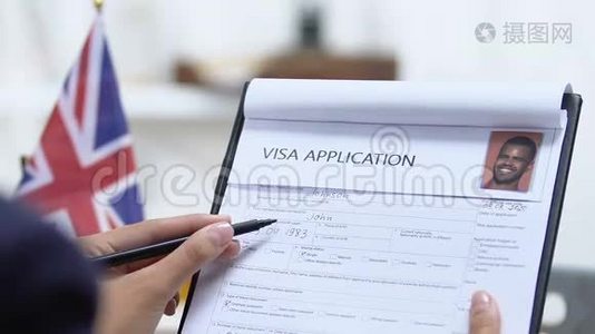 女经理通过英国签证申请，为批准的旅行做标记视频