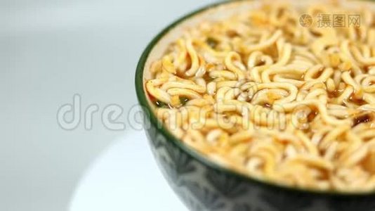 碗面，面汤在一个杯子里，亚洲餐孤立在白色背景碗从右边。视频